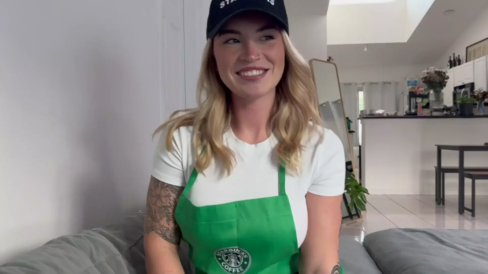 Barista Girl Cheats on Boyfriend while He's at Work "i Bet You Would Fuck Me ...
