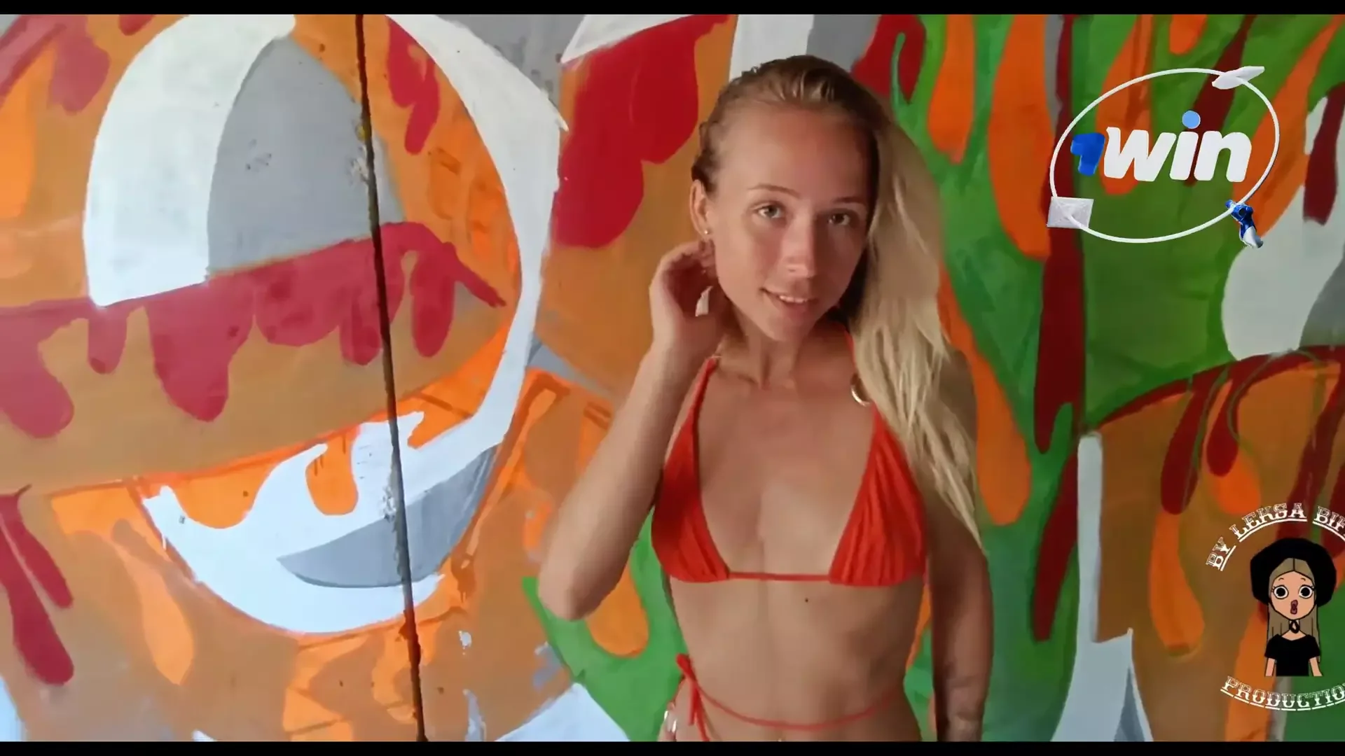 Half-naked Blonde Gave a Blowjob and Let Herself Be Fucked Right on the Street