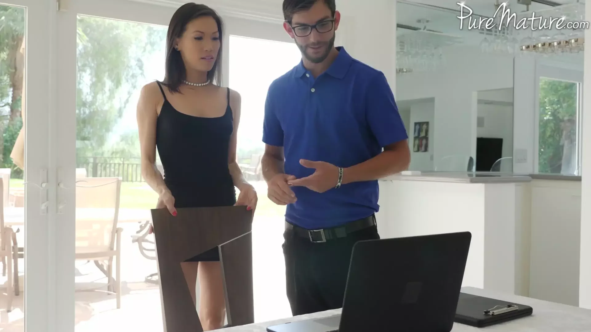 Cheating Asian Wife Kalina Ryu gets Creampied by the Handyman